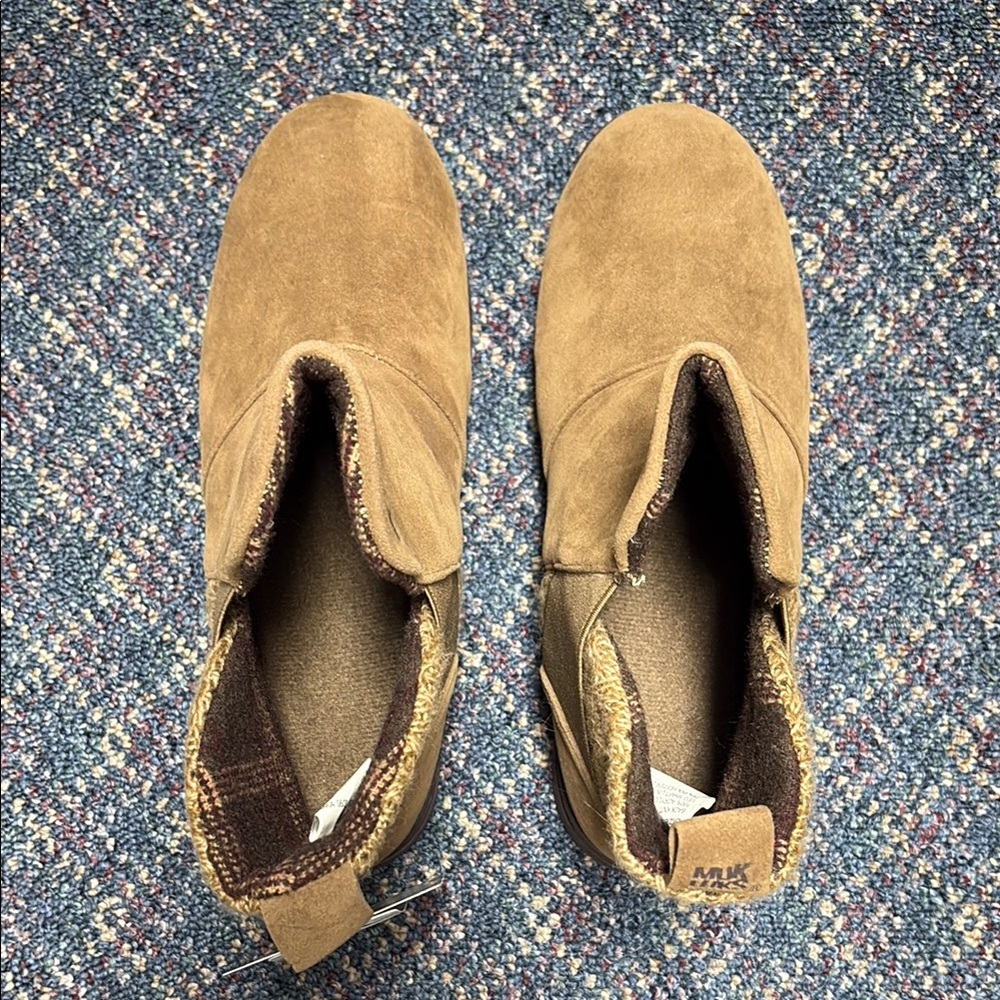 NWT Muk Luks walnut women’s boots size 9